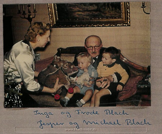 0004 Inga og Frode Blach giver bamser til Jesper og Michael 1957.jpg